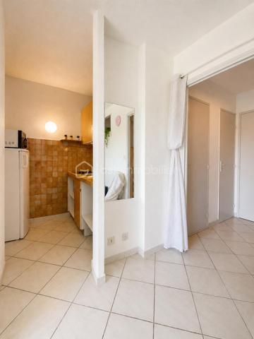 Entre pinède et Méditerranée, choisissez bien plus qu'un appartement : choisissez un art de vivre.
Il y a des résidences que l'on choisit pour leur emplacement. Fleurie 1 en fait partie.

Nichée entre la pinède et la mer, au cœur du quartier recherché de la Petite Motte, cette résidence offre un environnement privilégié où la nature accompagne le quotidien. En quelques minutes à pied, vous rejoignez la plage du Couchant, tandis que les allées ombragées de la pinède invitent aux promenades, au footing, aux balades à vélo ou tout simplement à la lecture, installé sous les pins dans l'un des deux parcs voisins.
Ici, tout est pensé pour profiter d'une vie simple et agréable : Super U, boulangerie, pharmacie, cabinet infirmier, commerces de proximité, écoles, équipements sportifs et transports sont accessibles à pied. Plus besoin de prendre la voiture pour les gestes du quotidien.
Contrairement à certaines résidences essentiellement occupées en période estivale, Fleurie 1 est une résidence qui vit toute l'année. Une partie importante des copropriétaires y réside en permanence, créant une atmosphère conviviale, rassurante et agréable à vivre en toute saison.
La résidence dispose d'une piscine ouverte du 1er mai au 30 Sept, d'un ascenseur monte-charges très pratique pour les courses, les bagages ou les travaux d'aménagement, d'espaces verts entretenus et d'un parking privatif.
L'appartement développe environ 32 m² et comprend une chambre indépendante, une cabine, un séjour lumineux ouvrant sur une loggia, une cuisine, une salle d'eau, des WC séparés ainsi qu'une place de parking privative.
Fonctionnel en l'état, il offre surtout l'opportunité de créer un intérieur à votre image. Une projection d'aménagement peut vous être proposée afin de vous aider à révéler tout son potentiel.

Les appartements se rénovent. Un emplacement comme celui-ci, entre pinède et Méditerranée, reste un privilège durable.
Les propriétaires restent à l'écoute de toute proposition sérieuse.
Ici, vous n'achetez pas seulement un appartement. Vous choisissez un environnement où la mer, la nature et la convivialité se vivent au quotidien.
Un intérieur se transforme. Une belle adresse se choisit !