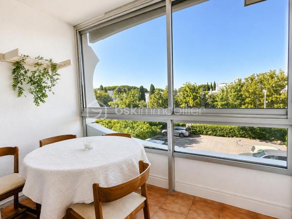 Entre pinède et Méditerranée, choisissez bien plus qu'un appartement : choisissez un art de vivre.
Il y a des résidences que l'on choisit pour leur emplacement. Fleurie 1 en fait partie.

Nichée entre la pinède et la mer, au cœur du quartier recherché de la Petite Motte, cette résidence offre un environnement privilégié où la nature accompagne le quotidien. En quelques minutes à pied, vous rejoignez la plage du Couchant, tandis que les allées ombragées de la pinède invitent aux promenades, au footing, aux balades à vélo ou tout simplement à la lecture, installé sous les pins dans l'un des deux parcs voisins.
Ici, tout est pensé pour profiter d'une vie simple et agréable : Super U, boulangerie, pharmacie, cabinet infirmier, commerces de proximité, écoles, équipements sportifs et transports sont accessibles à pied. Plus besoin de prendre la voiture pour les gestes du quotidien.
Contrairement à certaines résidences essentiellement occupées en période estivale, Fleurie 1 est une résidence qui vit toute l'année. Une partie importante des copropriétaires y réside en permanence, créant une atmosphère conviviale, rassurante et agréable à vivre en toute saison.
La résidence dispose d'une piscine ouverte du 1er mai au 30 Sept, d'un ascenseur monte-charges très pratique pour les courses, les bagages ou les travaux d'aménagement, d'espaces verts entretenus et d'un parking privatif.
L'appartement développe environ 32 m² et comprend une chambre indépendante, une cabine, un séjour lumineux ouvrant sur une loggia, une cuisine, une salle d'eau, des WC séparés ainsi qu'une place de parking privative.
Fonctionnel en l'état, il offre surtout l'opportunité de créer un intérieur à votre image. Une projection d'aménagement peut vous être proposée afin de vous aider à révéler tout son potentiel.

Les appartements se rénovent. Un emplacement comme celui-ci, entre pinède et Méditerranée, reste un privilège durable.
Les propriétaires restent à l'écoute de toute proposition sérieuse.
Ici, vous n'achetez pas seulement un appartement. Vous choisissez un environnement où la mer, la nature et la convivialité se vivent au quotidien.
Un intérieur se transforme. Une belle adresse se choisit !