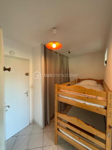 Entre pinède et Méditerranée, choisissez bien plus qu'un appartement : choisissez un art de vivre.
Il y a des résidences que l'on choisit pour leur emplacement. Fleurie 1 en fait partie.

Nichée entre la pinède et la mer, au cœur du quartier recherché de la Petite Motte, cette résidence offre un environnement privilégié où la nature accompagne le quotidien. En quelques minutes à pied, vous rejoignez la plage du Couchant, tandis que les allées ombragées de la pinède invitent aux promenades, au footing, aux balades à vélo ou tout simplement à la lecture, installé sous les pins dans l'un des deux parcs voisins.
Ici, tout est pensé pour profiter d'une vie simple et agréable : Super U, boulangerie, pharmacie, cabinet infirmier, commerces de proximité, écoles, équipements sportifs et transports sont accessibles à pied. Plus besoin de prendre la voiture pour les gestes du quotidien.
Contrairement à certaines résidences essentiellement occupées en période estivale, Fleurie 1 est une résidence qui vit toute l'année. Une partie importante des copropriétaires y réside en permanence, créant une atmosphère conviviale, rassurante et agréable à vivre en toute saison.
La résidence dispose d'une piscine ouverte du 1er mai au 30 Sept, d'un ascenseur monte-charges très pratique pour les courses, les bagages ou les travaux d'aménagement, d'espaces verts entretenus et d'un parking privatif.
L'appartement développe environ 32 m² et comprend une chambre indépendante, une cabine, un séjour lumineux ouvrant sur une loggia, une cuisine, une salle d'eau, des WC séparés ainsi qu'une place de parking privative.
Fonctionnel en l'état, il offre surtout l'opportunité de créer un intérieur à votre image. Une projection d'aménagement peut vous être proposée afin de vous aider à révéler tout son potentiel.

Les appartements se rénovent. Un emplacement comme celui-ci, entre pinède et Méditerranée, reste un privilège durable.
Les propriétaires restent à l'écoute de toute proposition sérieuse.
Ici, vous n'achetez pas seulement un appartement. Vous choisissez un environnement où la mer, la nature et la convivialité se vivent au quotidien.
Un intérieur se transforme. Une belle adresse se choisit !