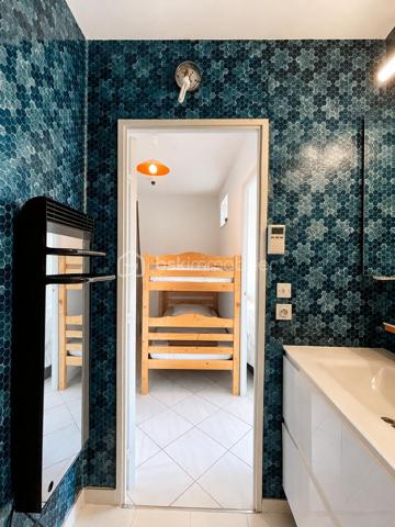 Entre pinède et Méditerranée, choisissez bien plus qu'un appartement : choisissez un art de vivre.
Il y a des résidences que l'on choisit pour leur emplacement. Fleurie 1 en fait partie.

Nichée entre la pinède et la mer, au cœur du quartier recherché de la Petite Motte, cette résidence offre un environnement privilégié où la nature accompagne le quotidien. En quelques minutes à pied, vous rejoignez la plage du Couchant, tandis que les allées ombragées de la pinède invitent aux promenades, au footing, aux balades à vélo ou tout simplement à la lecture, installé sous les pins dans l'un des deux parcs voisins.
Ici, tout est pensé pour profiter d'une vie simple et agréable : Super U, boulangerie, pharmacie, cabinet infirmier, commerces de proximité, écoles, équipements sportifs et transports sont accessibles à pied. Plus besoin de prendre la voiture pour les gestes du quotidien.
Contrairement à certaines résidences essentiellement occupées en période estivale, Fleurie 1 est une résidence qui vit toute l'année. Une partie importante des copropriétaires y réside en permanence, créant une atmosphère conviviale, rassurante et agréable à vivre en toute saison.
La résidence dispose d'une piscine ouverte du 1er mai au 30 Sept, d'un ascenseur monte-charges très pratique pour les courses, les bagages ou les travaux d'aménagement, d'espaces verts entretenus et d'un parking privatif.
L'appartement développe environ 32 m² et comprend une chambre indépendante, une cabine, un séjour lumineux ouvrant sur une loggia, une cuisine, une salle d'eau, des WC séparés ainsi qu'une place de parking privative.
Fonctionnel en l'état, il offre surtout l'opportunité de créer un intérieur à votre image. Une projection d'aménagement peut vous être proposée afin de vous aider à révéler tout son potentiel.

Les appartements se rénovent. Un emplacement comme celui-ci, entre pinède et Méditerranée, reste un privilège durable.
Les propriétaires restent à l'écoute de toute proposition sérieuse.
Ici, vous n'achetez pas seulement un appartement. Vous choisissez un environnement où la mer, la nature et la convivialité se vivent au quotidien.
Un intérieur se transforme. Une belle adresse se choisit !