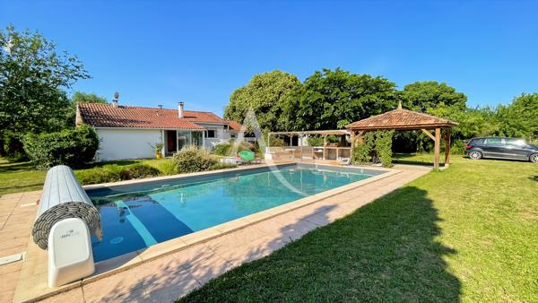Maison avec dépendances, piscine et terrain plat - 3 chambres - 1 bureau