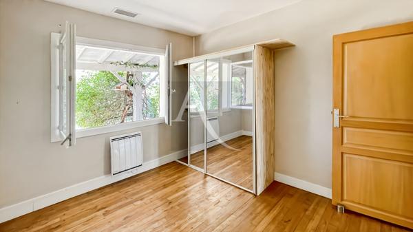 Maison avec dépendances, piscine et terrain plat - 3 chambres - 1 bureau