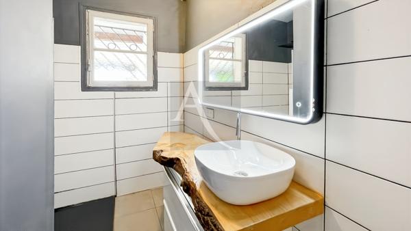 Maison avec dépendances, piscine et terrain plat - 3 chambres - 1 bureau