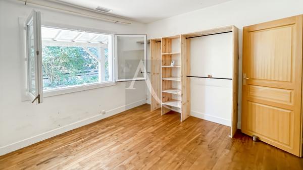 Maison avec dépendances, piscine et terrain plat - 3 chambres - 1 bureau