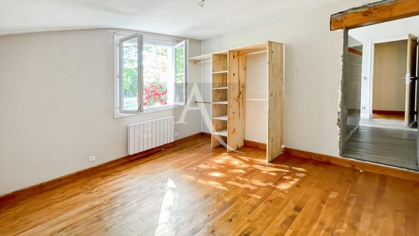 Maison avec dépendances, piscine et terrain plat - 3 chambres - 1 bureau