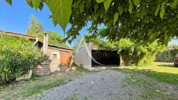 Maison avec dépendances, piscine et terrain plat - 3 chambres - 1 bureau