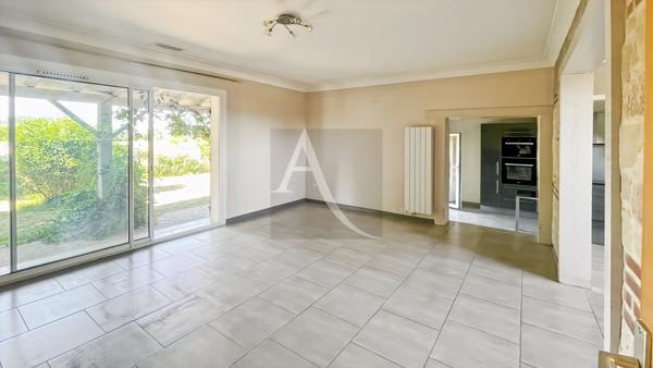 Maison avec dépendances, piscine et terrain plat - 3 chambres - 1 bureau