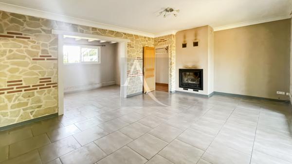 Maison avec dépendances, piscine et terrain plat - 3 chambres - 1 bureau