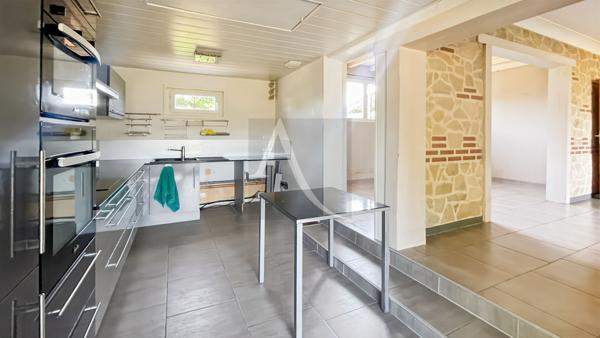 Maison avec dépendances, piscine et terrain plat - 3 chambres - 1 bureau