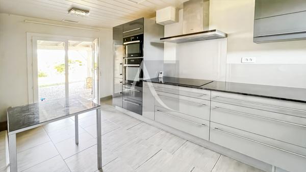 Maison avec dépendances, piscine et terrain plat - 3 chambres - 1 bureau
