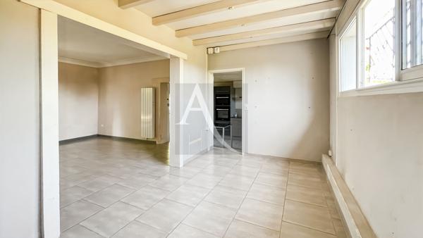 Maison avec dépendances, piscine et terrain plat - 3 chambres - 1 bureau