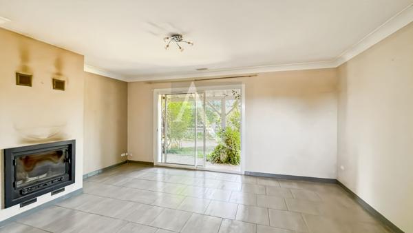 Maison avec dépendances, piscine et terrain plat - 3 chambres - 1 bureau