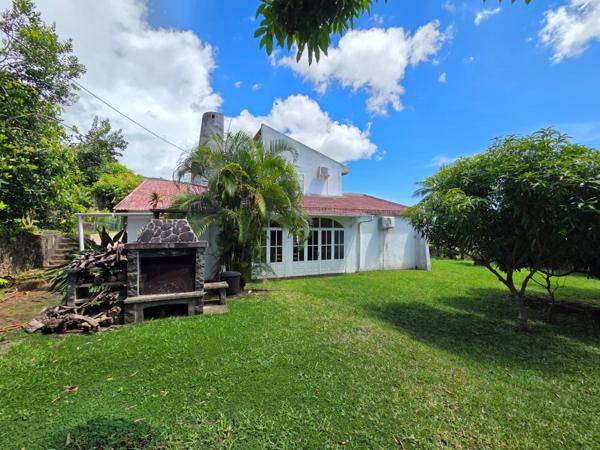 Villa T7 de 276 m² sur 1 661 m² de terrain plat – Bas de St-François