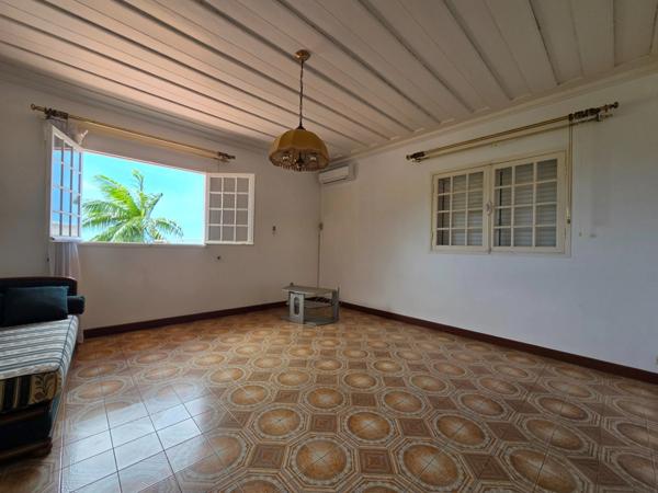 Villa T7 de 276 m² sur 1 661 m² de terrain plat – Bas de St-François