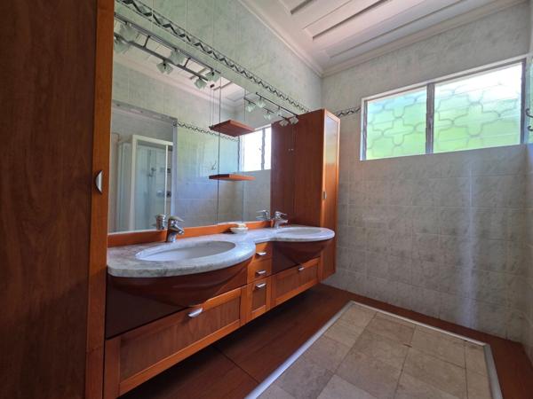 Villa T7 de 276 m² sur 1 661 m² de terrain plat – Bas de St-François