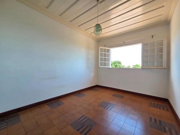 Villa T7 de 276 m² sur 1 661 m² de terrain plat – Bas de St-François