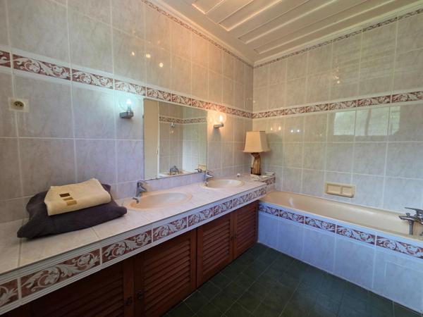 Villa T7 de 276 m² sur 1 661 m² de terrain plat – Bas de St-François