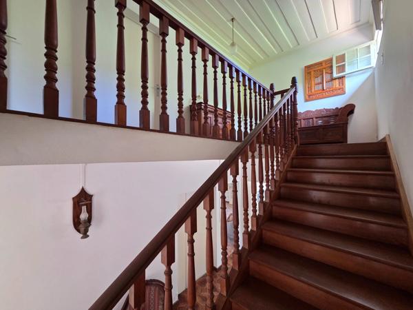 Villa T7 de 276 m² sur 1 661 m² de terrain plat – Bas de St-François