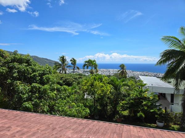 Villa T7 de 276 m² sur 1 661 m² de terrain plat – Bas de St-François