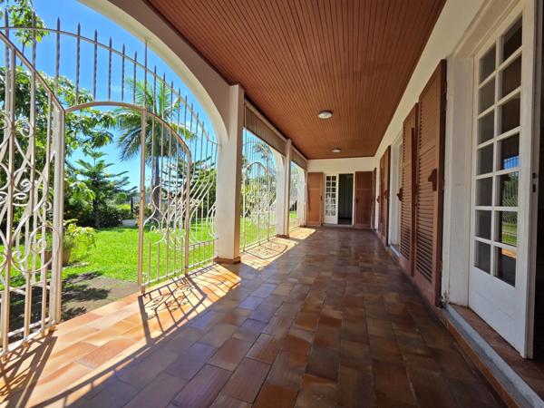 Villa T7 de 276 m² sur 1 661 m² de terrain plat – Bas de St-François