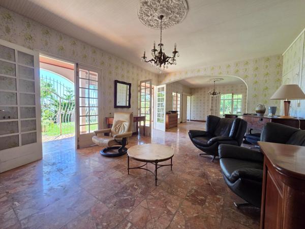 Villa T7 de 276 m² sur 1 661 m² de terrain plat – Bas de St-François