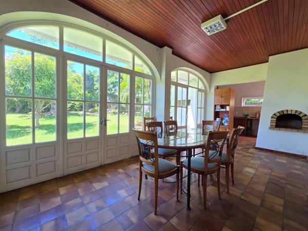 Villa T7 de 276 m² sur 1 661 m² de terrain plat – Bas de St-François