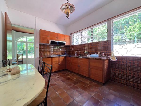 Villa T7 de 276 m² sur 1 661 m² de terrain plat – Bas de St-François