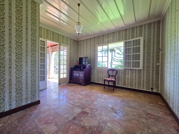 Villa T7 de 276 m² sur 1 661 m² de terrain plat – Bas de St-François