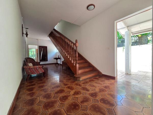 Villa T7 de 276 m² sur 1 661 m² de terrain plat – Bas de St-François