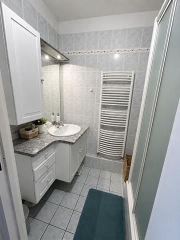 APPARTEMENT 2 CHAMBRES AVEC BALCON ET CAVE