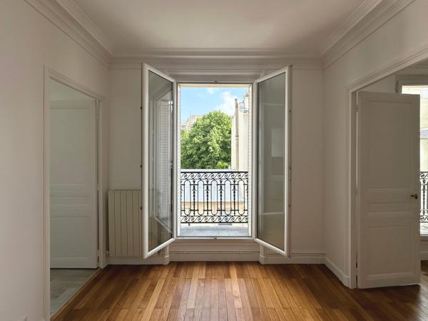 Paris 18 - Haussmannien - 4ème étage refait à neuf - Balcon