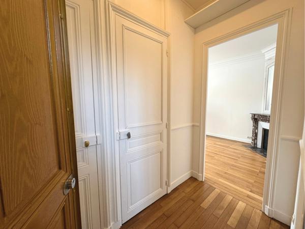 Paris 18 - Haussmannien - 4ème étage refait à neuf - Balcon