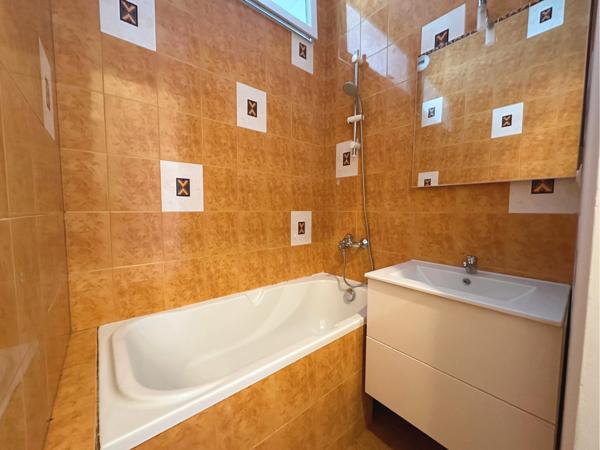 Paris 18 - Haussmannien - 4ème étage refait à neuf - Balcon