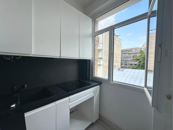 Paris 18 - Haussmannien - 4ème étage refait à neuf - Balcon