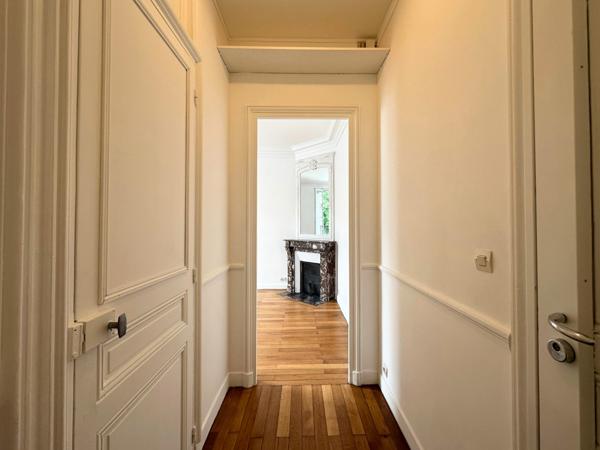 Paris 18 - Haussmannien - 4ème étage refait à neuf - Balcon