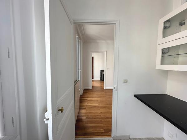 Paris 18 - Haussmannien - 4ème étage refait à neuf - Balcon