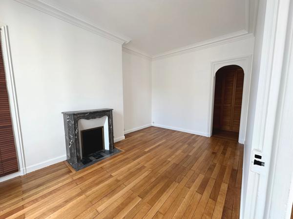 Paris 18 - Haussmannien - 4ème étage refait à neuf - Balcon