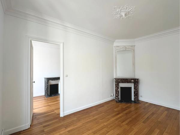 Paris 18 - Haussmannien - 4ème étage refait à neuf - Balcon