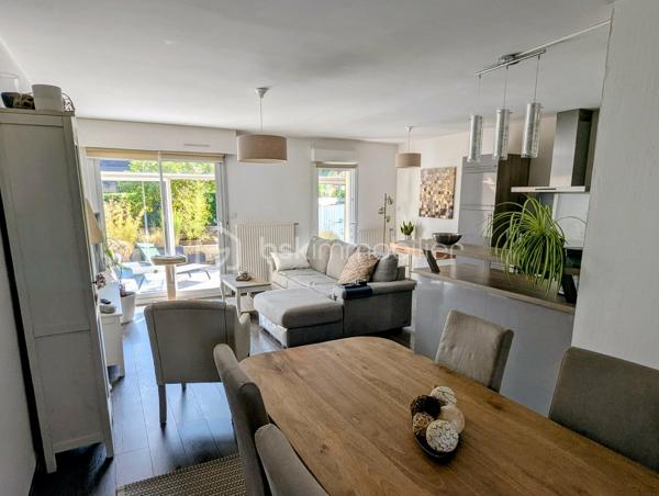 FOUGERES - BSK Immobilier - Découvrez ce charmant appartement situé en rez-de-chaussée, secteur EST de FOUGERES 35300 proche parc des orières, offrant une vie pratique au quotidien, à proximité immédiate des commerces et des transports.

Ce bien avec garage comprend : 

Une entrée avec placard, une pièce de vie spacieuse et faite avec goût, une cuisine aménagée et équipée, une buanderie/stockage
Une chambre agréable
Une salle d'eau et des WC séparés
Vous serez charmés par sa véranda et son grand balcon EXPO SUD-OUEST afin de profiter pleinement de l'extérieur.

Un garage en sous sol complète le bien
Double vitrage, chauffage gaz de ville
Stationnement facile devant le bien
Charges de copropriété 390€/an

Les plus : RDC, commerces, proximité, ...