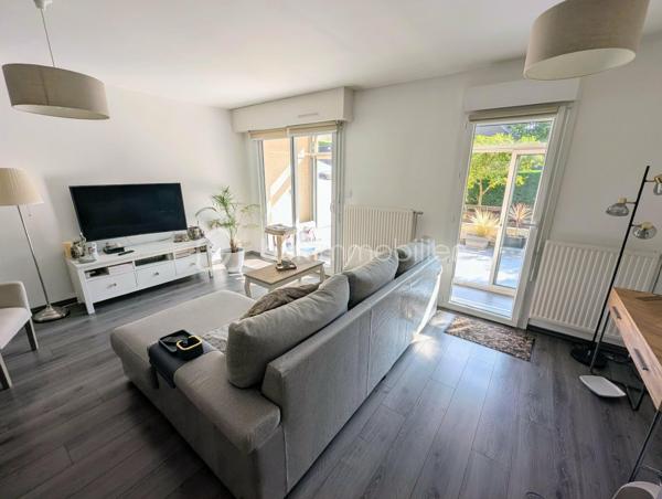 FOUGERES - BSK Immobilier - Découvrez ce charmant appartement situé en rez-de-chaussée, secteur EST de FOUGERES 35300 proche parc des orières, offrant une vie pratique au quotidien, à proximité immédiate des commerces et des transports.

Ce bien avec garage comprend : 

Une entrée avec placard, une pièce de vie spacieuse et faite avec goût, une cuisine aménagée et équipée, une buanderie/stockage
Une chambre agréable
Une salle d'eau et des WC séparés
Vous serez charmés par sa véranda et son grand balcon EXPO SUD-OUEST afin de profiter pleinement de l'extérieur.

Un garage en sous sol complète le bien
Double vitrage, chauffage gaz de ville
Stationnement facile devant le bien
Charges de copropriété 390€/an

Les plus : RDC, commerces, proximité, ...