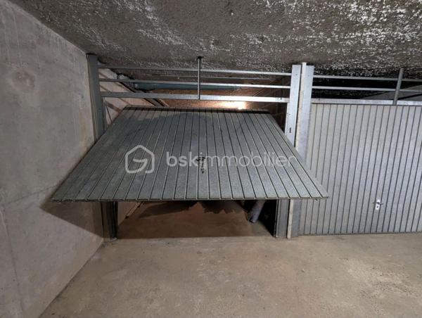 FOUGERES - BSK Immobilier - Découvrez ce charmant appartement situé en rez-de-chaussée, secteur EST de FOUGERES 35300 proche parc des orières, offrant une vie pratique au quotidien, à proximité immédiate des commerces et des transports.

Ce bien avec garage comprend : 

Une entrée avec placard, une pièce de vie spacieuse et faite avec goût, une cuisine aménagée et équipée, une buanderie/stockage
Une chambre agréable
Une salle d'eau et des WC séparés
Vous serez charmés par sa véranda et son grand balcon EXPO SUD-OUEST afin de profiter pleinement de l'extérieur.

Un garage en sous sol complète le bien
Double vitrage, chauffage gaz de ville
Stationnement facile devant le bien
Charges de copropriété 390€/an

Les plus : RDC, commerces, proximité, ...