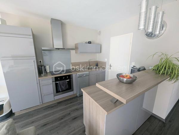 FOUGERES - BSK Immobilier - Découvrez ce charmant appartement situé en rez-de-chaussée, secteur EST de FOUGERES 35300 proche parc des orières, offrant une vie pratique au quotidien, à proximité immédiate des commerces et des transports.

Ce bien avec garage comprend : 

Une entrée avec placard, une pièce de vie spacieuse et faite avec goût, une cuisine aménagée et équipée, une buanderie/stockage
Une chambre agréable
Une salle d'eau et des WC séparés
Vous serez charmés par sa véranda et son grand balcon EXPO SUD-OUEST afin de profiter pleinement de l'extérieur.

Un garage en sous sol complète le bien
Double vitrage, chauffage gaz de ville
Stationnement facile devant le bien
Charges de copropriété 390€/an

Les plus : RDC, commerces, proximité, ...