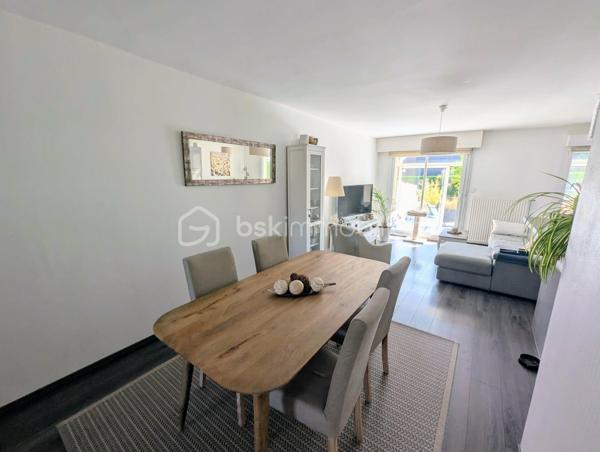 FOUGERES - BSK Immobilier - Découvrez ce charmant appartement situé en rez-de-chaussée, secteur EST de FOUGERES 35300 proche parc des orières, offrant une vie pratique au quotidien, à proximité immédiate des commerces et des transports.

Ce bien avec garage comprend : 

Une entrée avec placard, une pièce de vie spacieuse et faite avec goût, une cuisine aménagée et équipée, une buanderie/stockage
Une chambre agréable
Une salle d'eau et des WC séparés
Vous serez charmés par sa véranda et son grand balcon EXPO SUD-OUEST afin de profiter pleinement de l'extérieur.

Un garage en sous sol complète le bien
Double vitrage, chauffage gaz de ville
Stationnement facile devant le bien
Charges de copropriété 390€/an

Les plus : RDC, commerces, proximité, ...