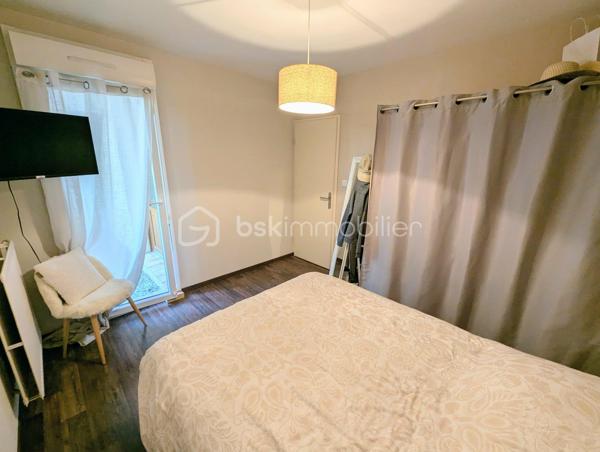 FOUGERES - BSK Immobilier - Découvrez ce charmant appartement situé en rez-de-chaussée, secteur EST de FOUGERES 35300 proche parc des orières, offrant une vie pratique au quotidien, à proximité immédiate des commerces et des transports.

Ce bien avec garage comprend : 

Une entrée avec placard, une pièce de vie spacieuse et faite avec goût, une cuisine aménagée et équipée, une buanderie/stockage
Une chambre agréable
Une salle d'eau et des WC séparés
Vous serez charmés par sa véranda et son grand balcon EXPO SUD-OUEST afin de profiter pleinement de l'extérieur.

Un garage en sous sol complète le bien
Double vitrage, chauffage gaz de ville
Stationnement facile devant le bien
Charges de copropriété 390€/an

Les plus : RDC, commerces, proximité, ...