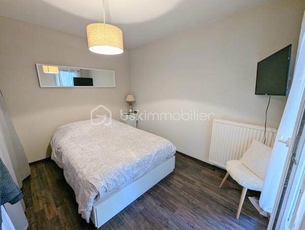 FOUGERES - BSK Immobilier - Découvrez ce charmant appartement situé en rez-de-chaussée, secteur EST de FOUGERES 35300 proche parc des orières, offrant une vie pratique au quotidien, à proximité immédiate des commerces et des transports.

Ce bien avec garage comprend : 

Une entrée avec placard, une pièce de vie spacieuse et faite avec goût, une cuisine aménagée et équipée, une buanderie/stockage
Une chambre agréable
Une salle d'eau et des WC séparés
Vous serez charmés par sa véranda et son grand balcon EXPO SUD-OUEST afin de profiter pleinement de l'extérieur.

Un garage en sous sol complète le bien
Double vitrage, chauffage gaz de ville
Stationnement facile devant le bien
Charges de copropriété 390€/an

Les plus : RDC, commerces, proximité, ...