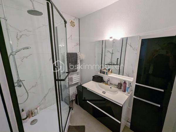 FOUGERES - BSK Immobilier - Découvrez ce charmant appartement situé en rez-de-chaussée, secteur EST de FOUGERES 35300 proche parc des orières, offrant une vie pratique au quotidien, à proximité immédiate des commerces et des transports.

Ce bien avec garage comprend : 

Une entrée avec placard, une pièce de vie spacieuse et faite avec goût, une cuisine aménagée et équipée, une buanderie/stockage
Une chambre agréable
Une salle d'eau et des WC séparés
Vous serez charmés par sa véranda et son grand balcon EXPO SUD-OUEST afin de profiter pleinement de l'extérieur.

Un garage en sous sol complète le bien
Double vitrage, chauffage gaz de ville
Stationnement facile devant le bien
Charges de copropriété 390€/an

Les plus : RDC, commerces, proximité, ...