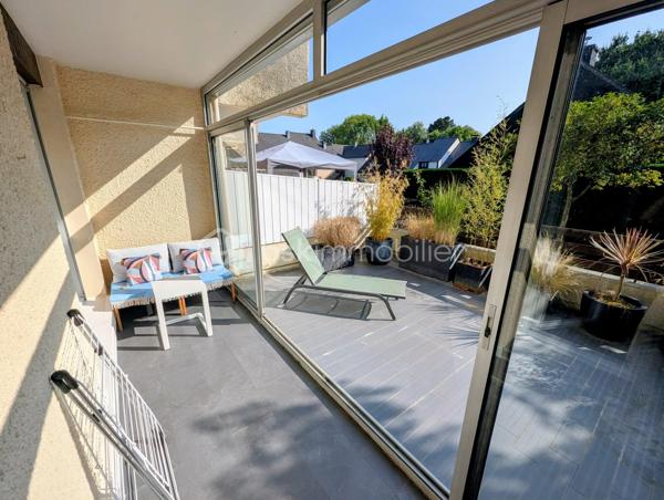 FOUGERES - BSK Immobilier - Découvrez ce charmant appartement situé en rez-de-chaussée, secteur EST de FOUGERES 35300 proche parc des orières, offrant une vie pratique au quotidien, à proximité immédiate des commerces et des transports.

Ce bien avec garage comprend : 

Une entrée avec placard, une pièce de vie spacieuse et faite avec goût, une cuisine aménagée et équipée, une buanderie/stockage
Une chambre agréable
Une salle d'eau et des WC séparés
Vous serez charmés par sa véranda et son grand balcon EXPO SUD-OUEST afin de profiter pleinement de l'extérieur.

Un garage en sous sol complète le bien
Double vitrage, chauffage gaz de ville
Stationnement facile devant le bien
Charges de copropriété 390€/an

Les plus : RDC, commerces, proximité, ...