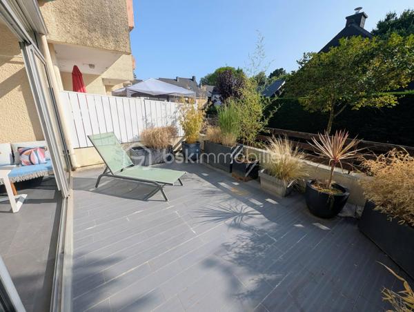 FOUGERES - BSK Immobilier - Découvrez ce charmant appartement situé en rez-de-chaussée, secteur EST de FOUGERES 35300 proche parc des orières, offrant une vie pratique au quotidien, à proximité immédiate des commerces et des transports.

Ce bien avec garage comprend : 

Une entrée avec placard, une pièce de vie spacieuse et faite avec goût, une cuisine aménagée et équipée, une buanderie/stockage
Une chambre agréable
Une salle d'eau et des WC séparés
Vous serez charmés par sa véranda et son grand balcon EXPO SUD-OUEST afin de profiter pleinement de l'extérieur.

Un garage en sous sol complète le bien
Double vitrage, chauffage gaz de ville
Stationnement facile devant le bien
Charges de copropriété 390€/an

Les plus : RDC, commerces, proximité, ...