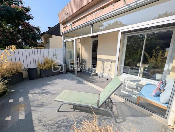 FOUGERES - BSK Immobilier - Découvrez ce charmant appartement situé en rez-de-chaussée, secteur EST de FOUGERES 35300 proche parc des orières, offrant une vie pratique au quotidien, à proximité immédiate des commerces et des transports.

Ce bien avec garage comprend : 

Une entrée avec placard, une pièce de vie spacieuse et faite avec goût, une cuisine aménagée et équipée, une buanderie/stockage
Une chambre agréable
Une salle d'eau et des WC séparés
Vous serez charmés par sa véranda et son grand balcon EXPO SUD-OUEST afin de profiter pleinement de l'extérieur.

Un garage en sous sol complète le bien
Double vitrage, chauffage gaz de ville
Stationnement facile devant le bien
Charges de copropriété 390€/an

Les plus : RDC, commerces, proximité, ...