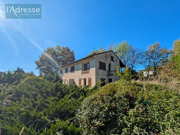 Maison avec 4 appartements, 2 garages et terrain constructible : Idéal investisseur - Puy L'Evêque